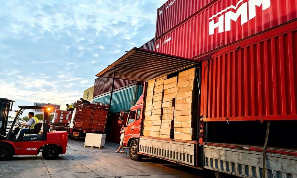 International logistics container loading